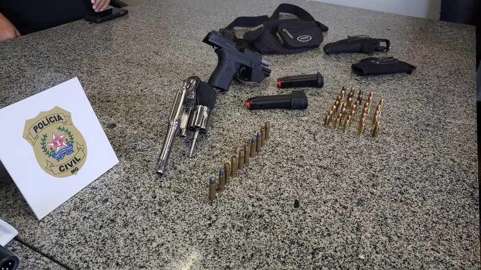 Armas e munição foram apreendidas pela Polícia Civil — Foto: Marcelo Lages/TV Globo