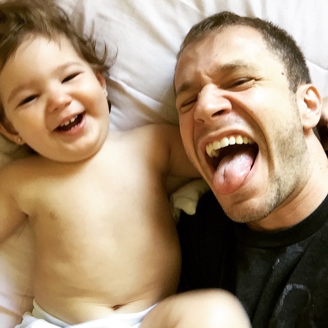 Tiago Leifert paparica a sobrinha Sofia (Foto: Reprodução - Instagram)