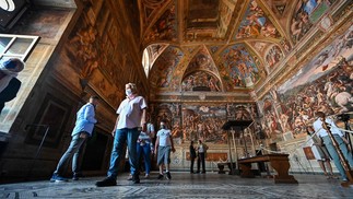 Visitantes caminham pelo Salão de Rafael, outro importante ponto dos Museus VaticanosAFP