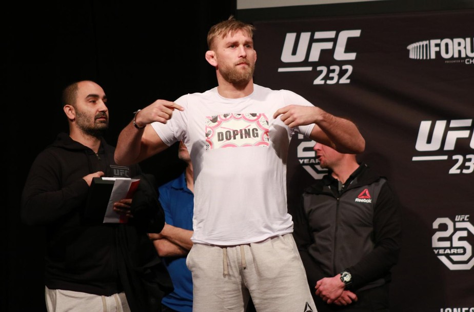 Em pesagem cerimonial do UFC, Gustafsson provoca Jones com camisa que pede fim do doping