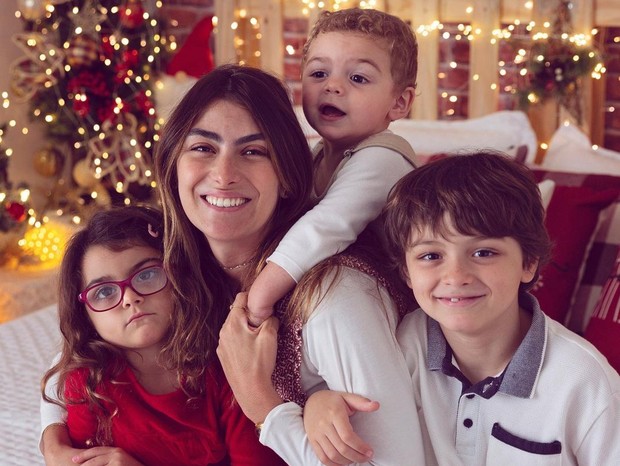 Mariana Uhlmann e os três filhos que tem com Felipe Simas (Foto: Reprodução/Instagram)