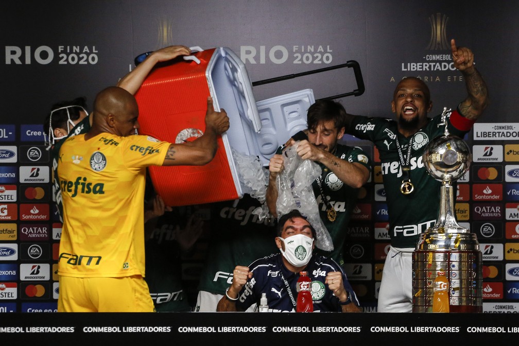 Jogadores do Palmeiras d&atilde;o banho em Abel Ferreira &mdash; Foto: Staff Images/Conmebol