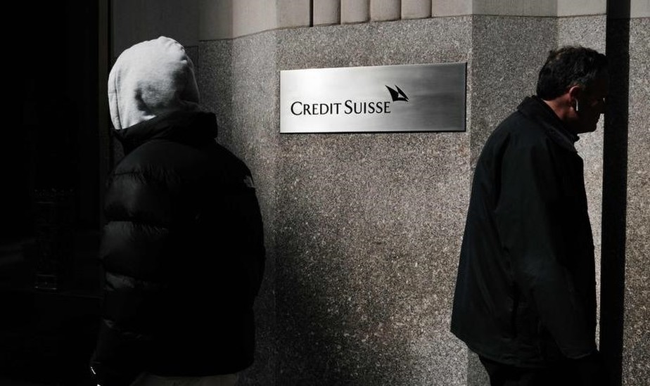 Pessoas caminham em frente à sede do Credit Suisse em Nova York: banco foi comprado pelo concorrente UBS