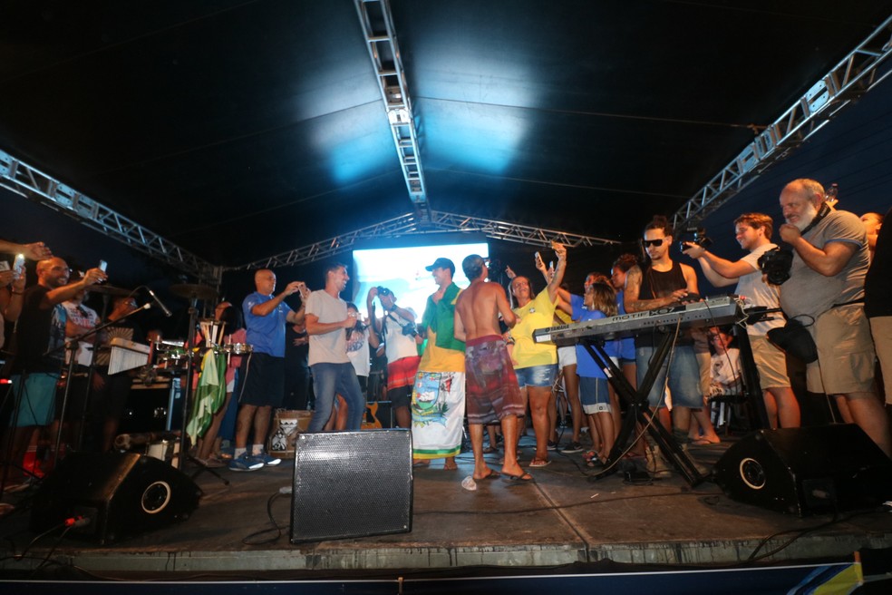 Show ajudou animar a festa para receber Gabriel Medina  — Foto: Danilo Sardinha