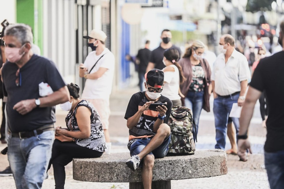 Clientes excedentes devem esperar por atendimento na rua em Florian&oacute;polis  &mdash; Foto: Diorgenes Pandini/NSC