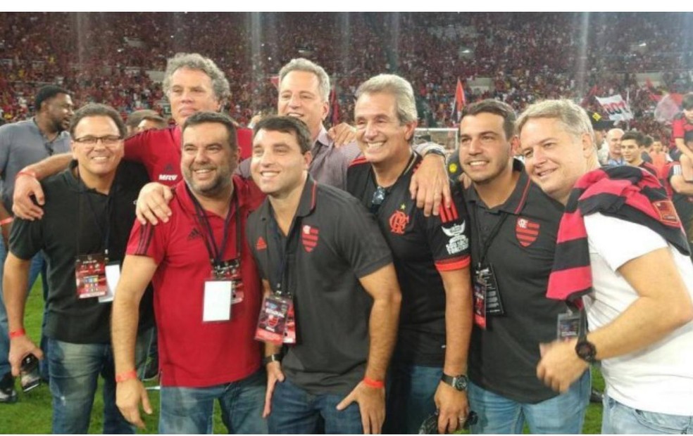 Membros do Conselho do Futebol comemoram título do Carioca no gramado — Foto: Reprodução