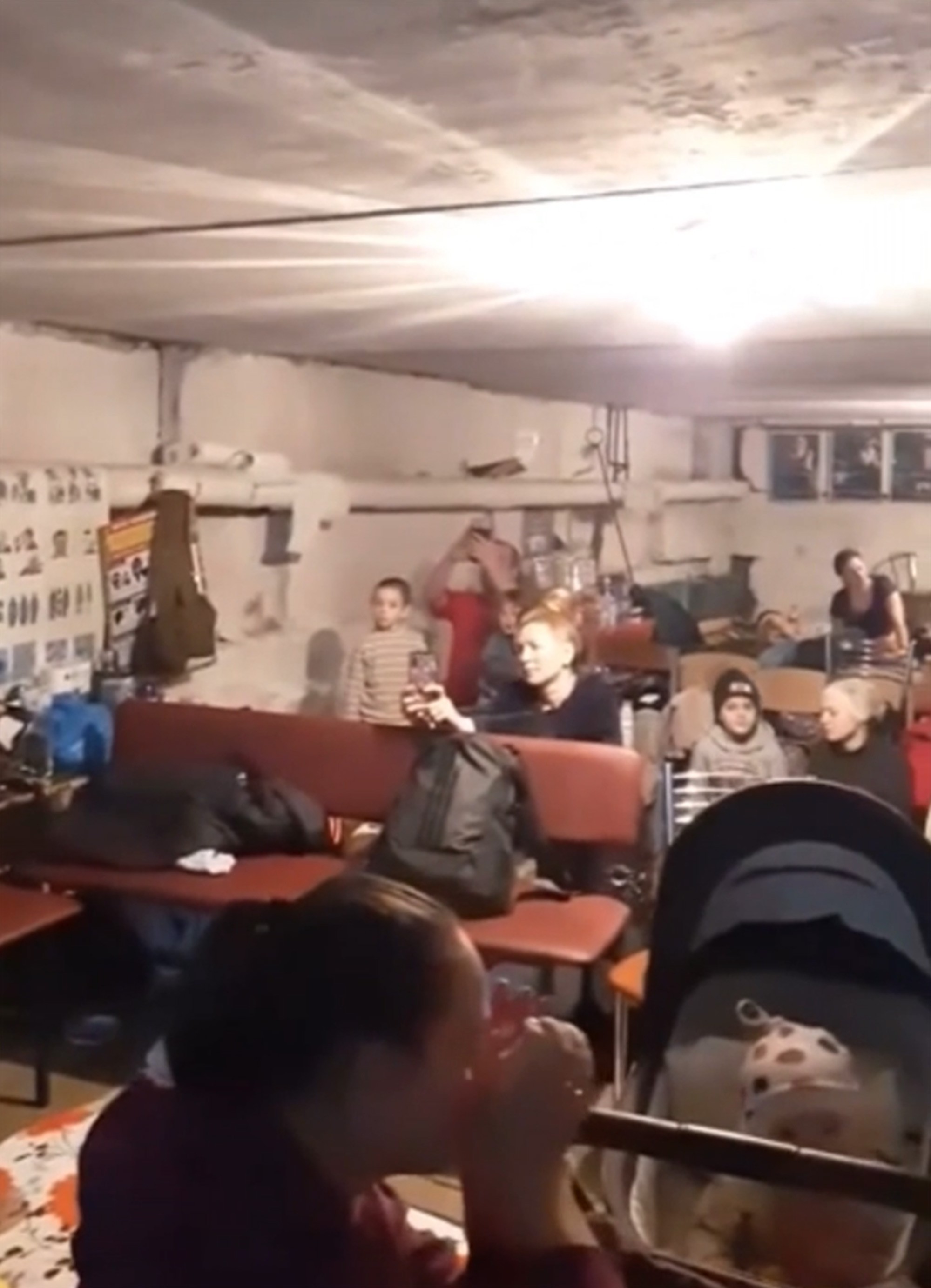 Garotinha canta Let It Go, da animação Frozen, em bunker na Ucrânia (Foto: reprodução)