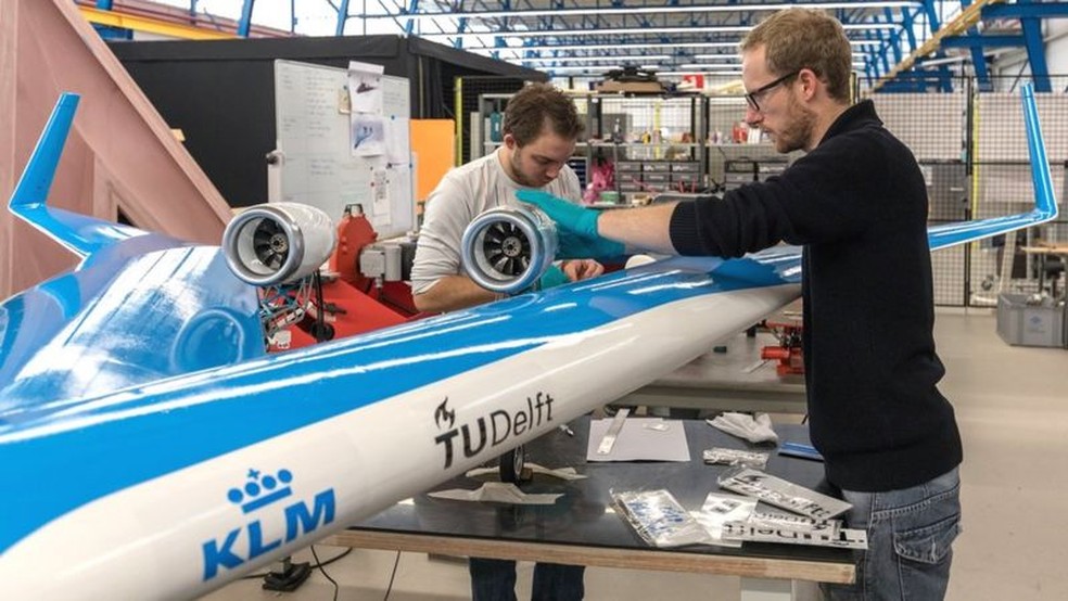 Um modelo em escala de voo do Flying-V sendo preparado para testes — Foto: TU Delft via BBC