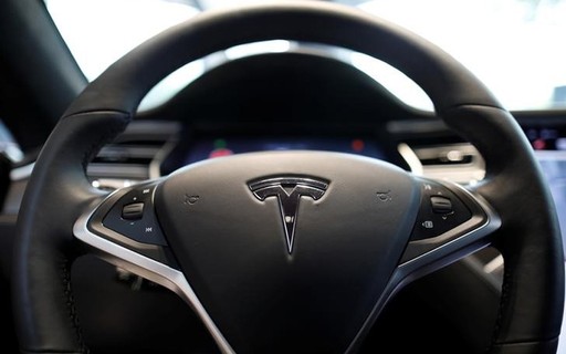 Tesla sofre novo abalo com vídeo de Musk fumando maconha