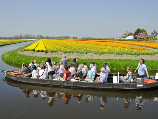 Passeio de barco no Keukenhof, o parque das tulipas da Holanda (Foto: Divulgação/Keukenhof)