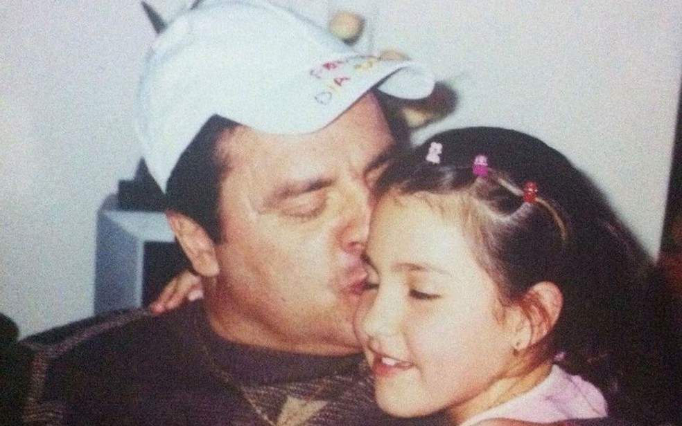 Foto de arquivo mostra ator Gerson Brenner beijando a filha, VitÃ³ria Tacto, anos apÃ³s ser vÃ­tima de atirador (Foto: Arquivo pessoal)