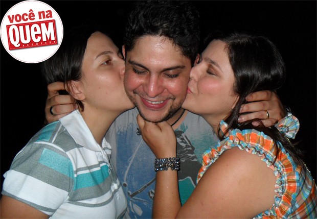 Ana Paula Lisboa, Jorge ( Jorge e Mateus) e Alessandra Pancieri: “Fizemos uma faixa pedindo para nos chamar durante o show na cidade de Ariquemes – RO. Levamos varias latas de cerveja na cabeça, mas eles nos convidaram para subir no palco e tirar fotos” (Foto: Reprodução)