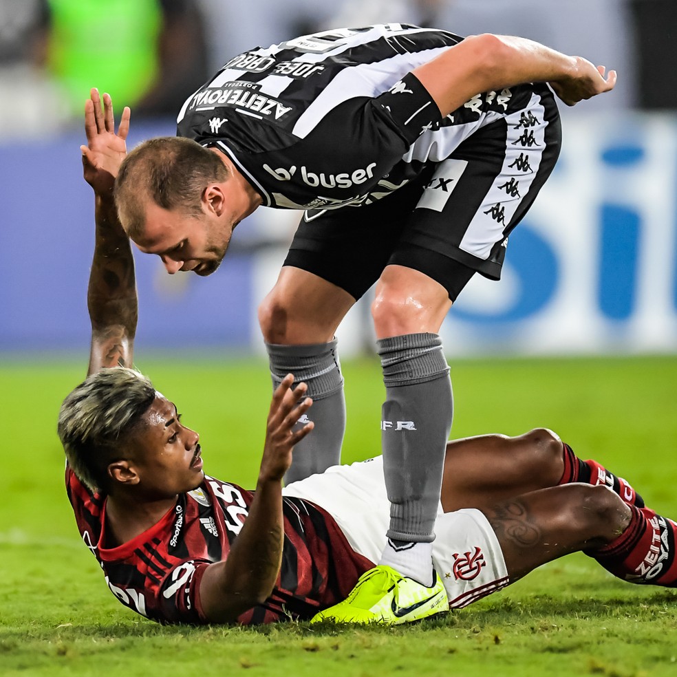 Carli briga com Bruno Henrique numa das muitas confusões de Botafogo e Flamengo no Nilton Santos — Foto: Jorge R Jorge/BP Filmes