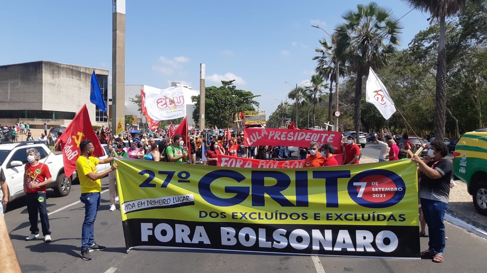 7 de Setembro: grupo protesta contra o governo Bolsonaro diante da Assembleia Legislativa em Teresina — Foto: Lucas Marreiros/G1