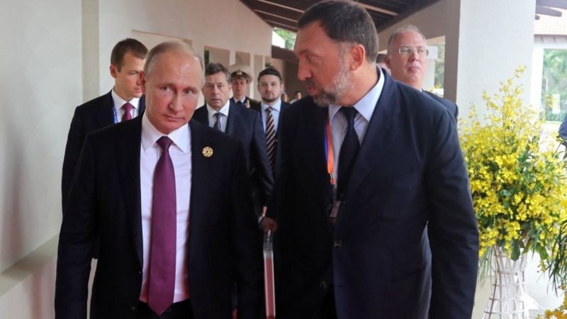 Vladimir Putin junto a Oleg Deripaska, outro empresário apontado como parte do grupo de oligarcas, em 2017 (Foto: EPA via BBC News)