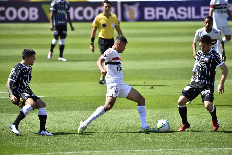 Lado direito do Corinthians, com Fagner e Ramiro, não funcionou — Foto: Marcos Ribolli