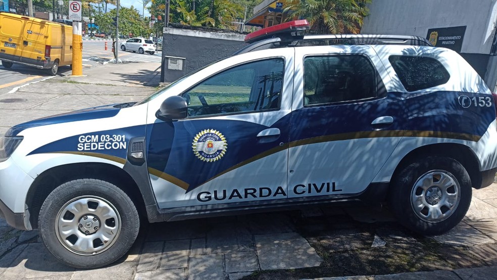 Viatura da guarda municipal é alvejada com tiros de fuzil após perseguição à bandidos em Guarujá, SP — Foto: Reprodução