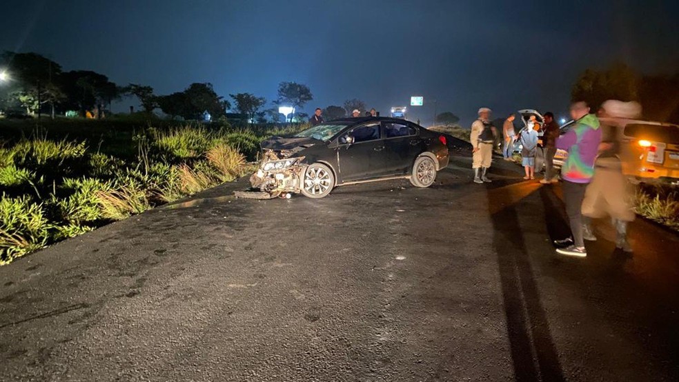 Batida entre dois carros na MGC-497 entre Uberlândia e Prata — Foto: Corpo de Bombeiros/Divulgação
