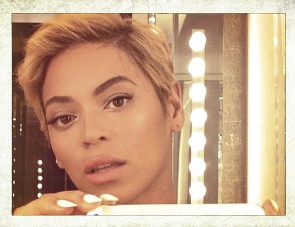 A cantora Beyoncé resolve abandonar os cachos e posta um selfie do resultado em seu Instagram assim que saiu do cabeleireiro. (Foto: reprodução)