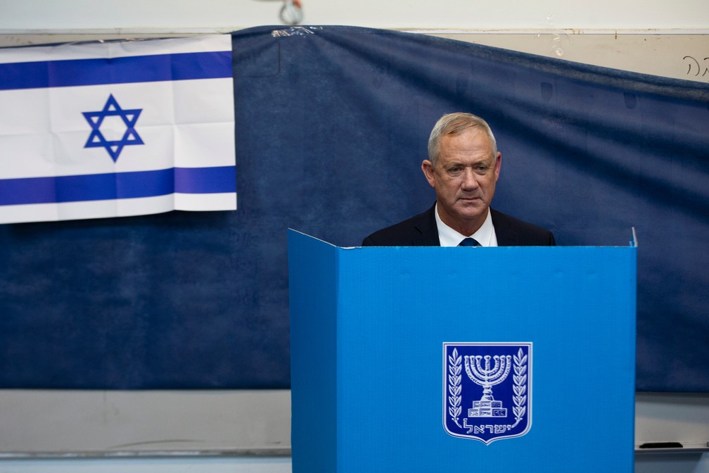 Benny Gantz, lÃ­der do partido Azul e Branco, vota em Israel â Foto: Ronen Zvulun/Reuters