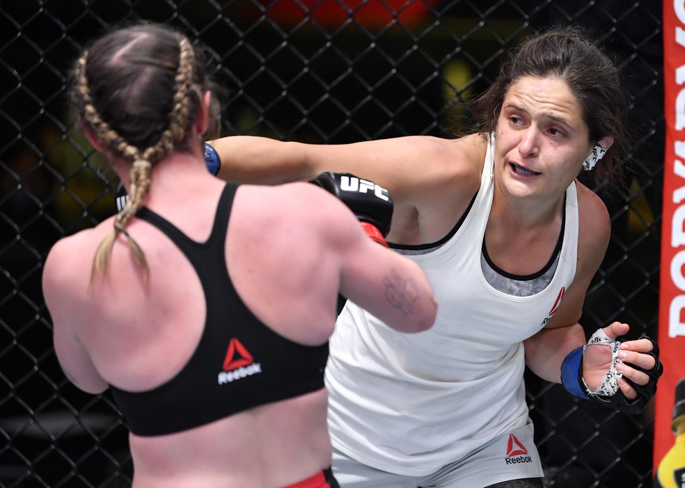Lara Procópio acerta um golpe de direita em Molly McCann no UFC Overeem x Volkov — Foto: Getty Images