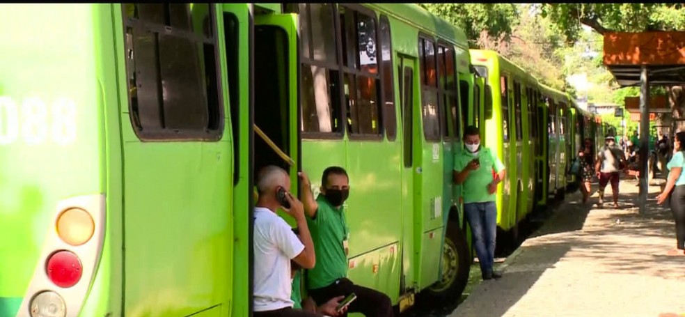 Motoristas e cobradores de ônibus paralisaram atividades nesta terça (8) em Teresina — Foto: Reprodução/TV Clube