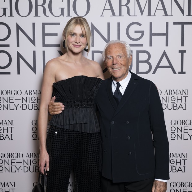 Celina Locks te leva para os bastidores do desfile de Giorgio Armani em