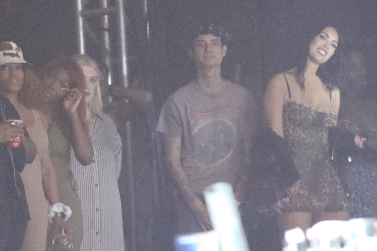 Megan Fox assiste no palco ao display do namorado Gadget Gun Kelly no Lolla |  Lollapalooza 2022