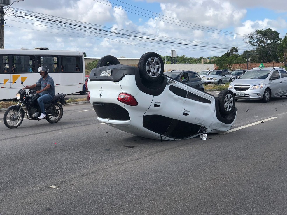 Carro capota após colisão na BR-101 entre Parnamirim e Natal | Rio Grande  do Norte | G1