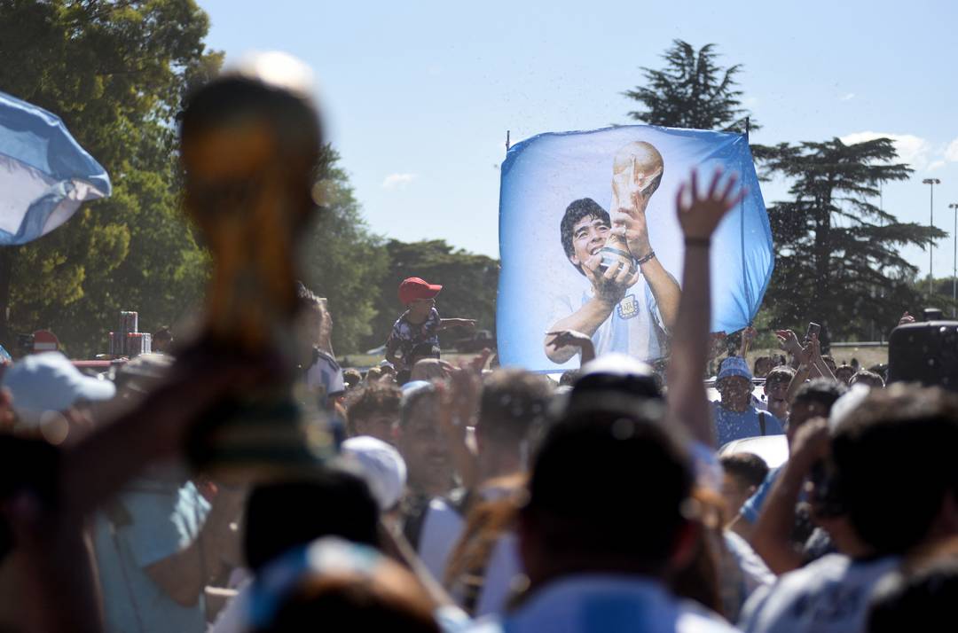 Torcida da Argentina e bandeira de Maradona na festa do tri da Copa do Mundo