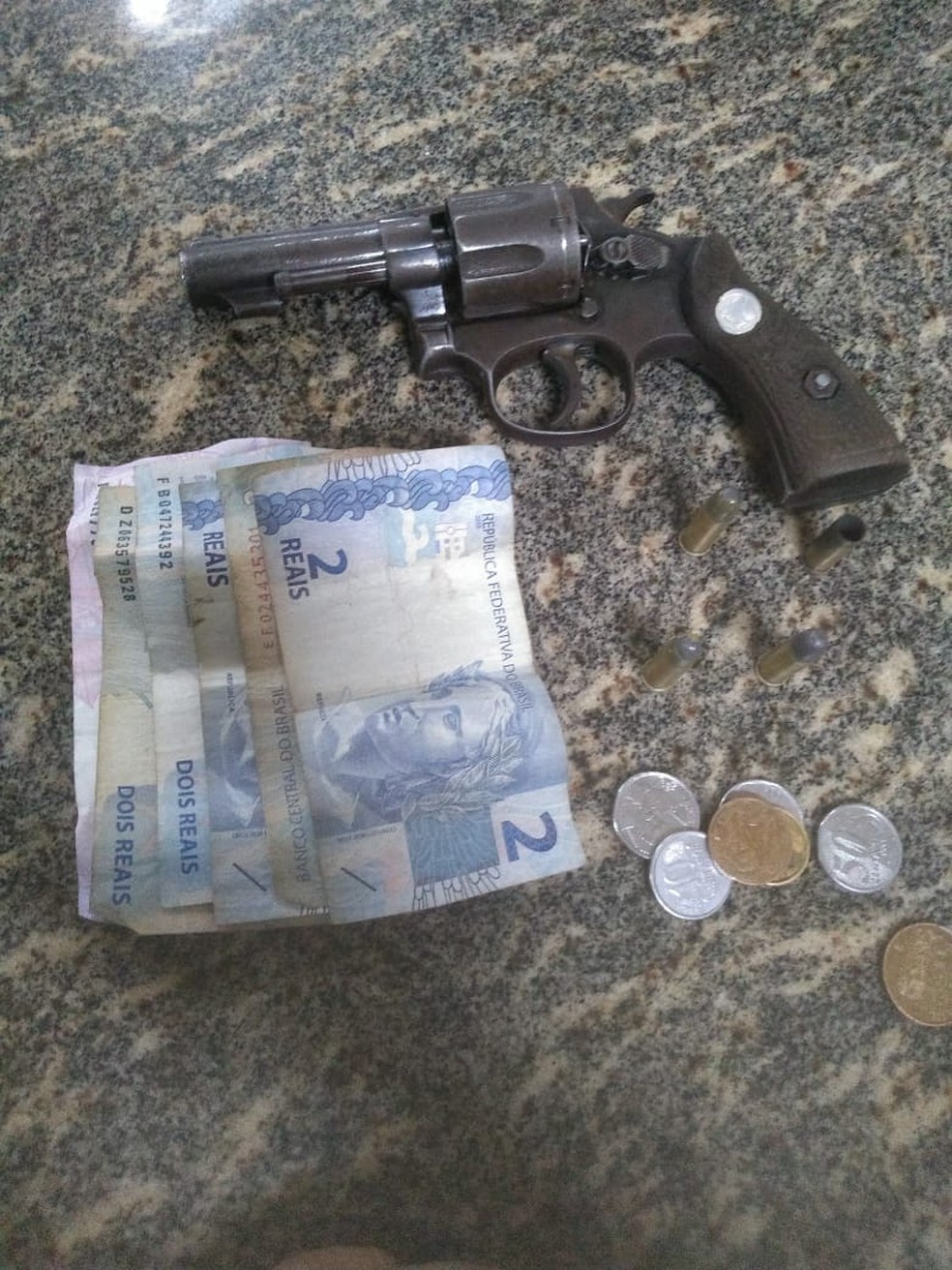 Policial encontrou arma com criminosos que roubaram carros na Zona Norte de Natal neste s&aacute;bado (11) &mdash; Foto: Divulga&ccedil;&atilde;o/Pol&iacute;cia Militar