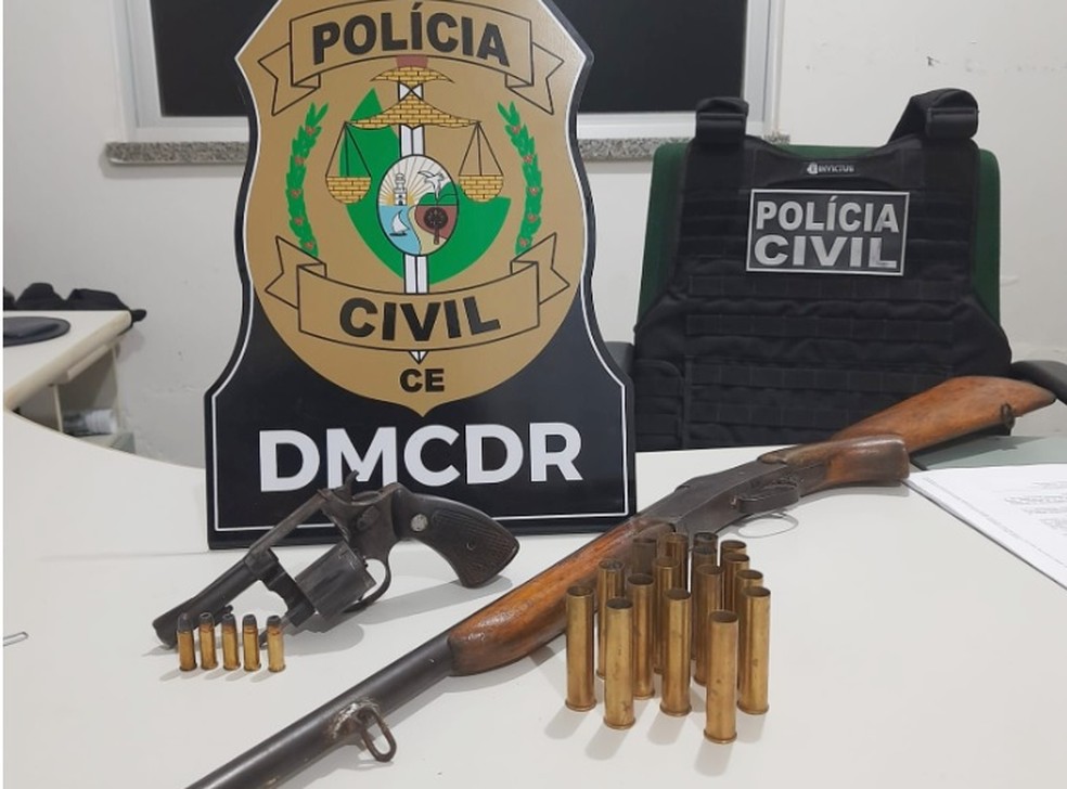 Armas e munições que estavam na casa do suspeito foram apreendidas pela Polícia Civil — Foto: Divulgação/Polícia Civil