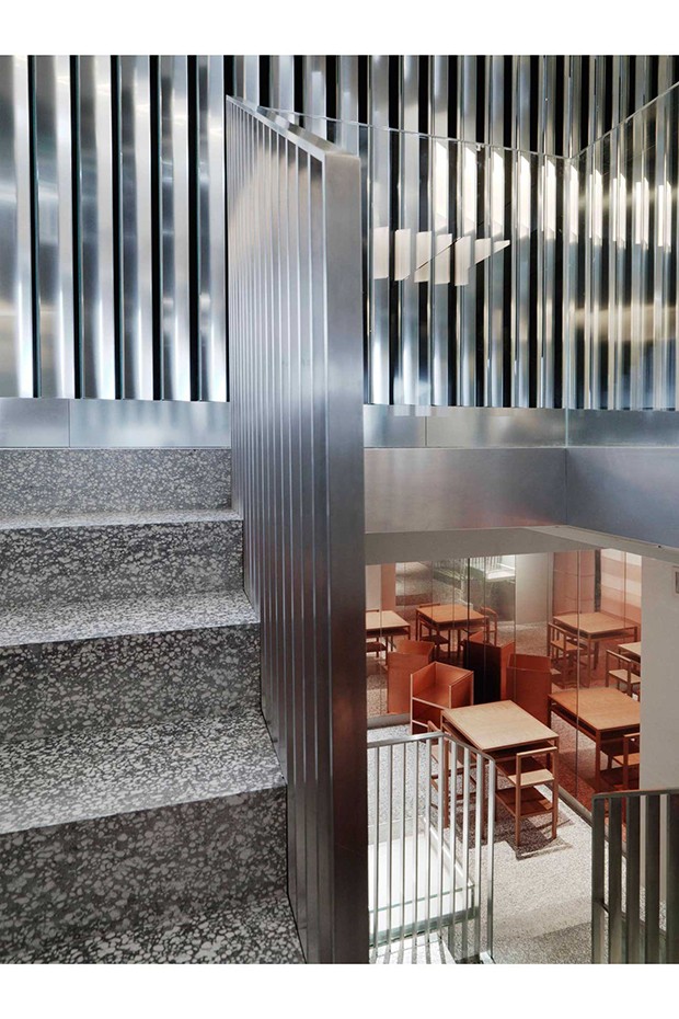 View of the stairwell with client seating beyond (Foto: Cyrille Weiner)