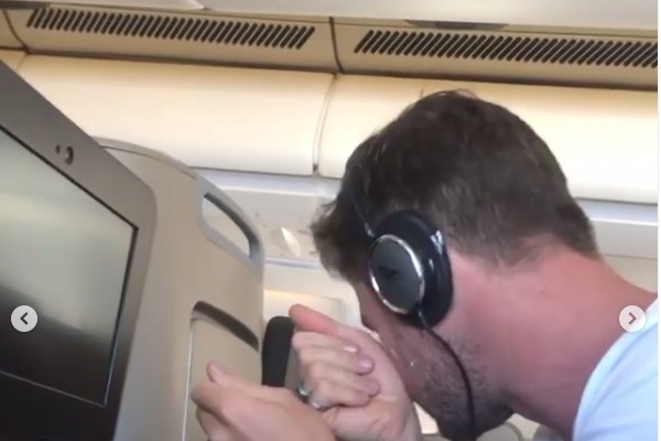 O ator Chris Hemsworth limpando o rosto sujo com o hidratante colocado em seus fones de ouvido (Foto: Instagram)