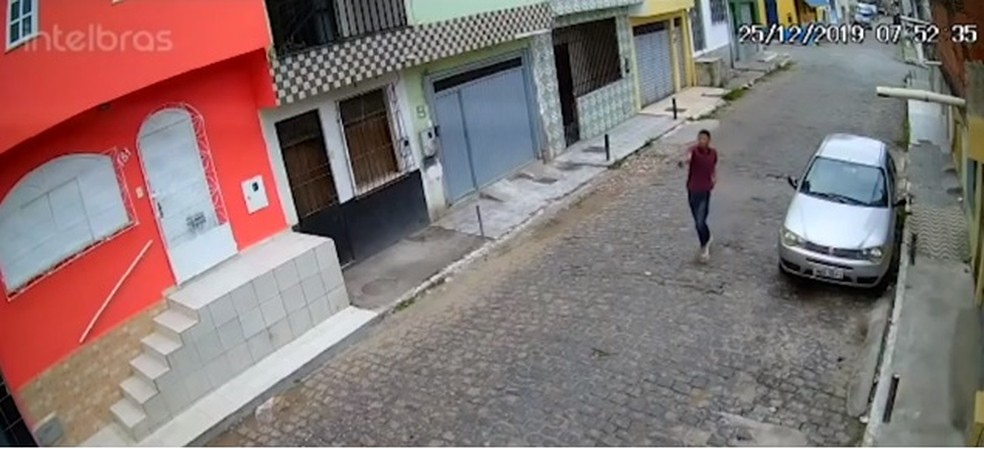 Homem armado atira em rapaz no meio da rua, em Itabuna — Foto: Reprodução/ TV Santa Cruz