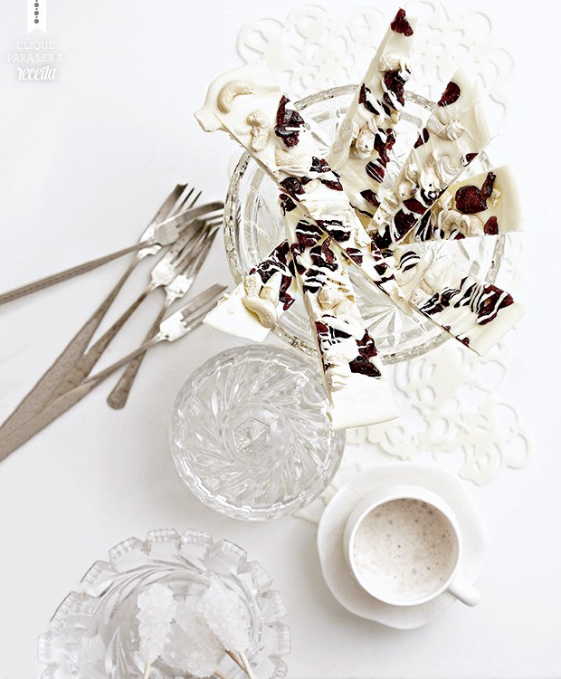 Lascas de chocolate branco com castanhas-de-caju e cranberries secas: doçura boa para acompanhar o cafezinho (Foto: StockFood/Great Stock!)