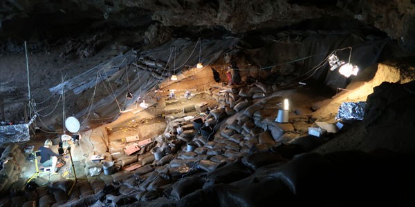 Descoberta foi feita em um sítio arqueológico de Border Cave, na região das Montanhas Lebombo, na costa leste da África do Sul (Foto: Universidade de Witwatersrand de Joanesburgo)