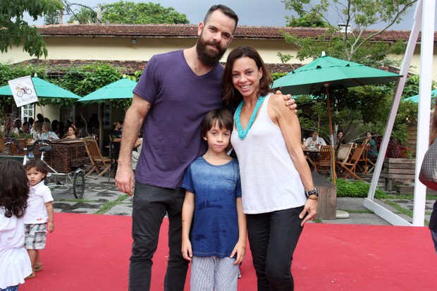 Carla Marins, o marido, Hugo Baltazar, e o filho do casal, Leon (Foto: ALEX PALAREA /AgNews)