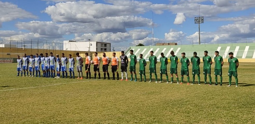 Sousa e Atl�tico de Cajazeiras, um dos cl�ssicos do futebol paraibano no Sert�o, se enfrentaram no Est�dio Mariz�o � Foto: Jefferson Emanuel / Sousa