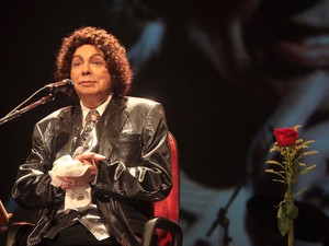 Cauby Peixoto se apresenta ao lado de uma rosa colocada no palco do SESC Vila Mariana, na Zona Sul de São Paulo, em dezembro de 2009 (Foto: Leonardo Soares/Estadão Conteúdo/Arquivo)