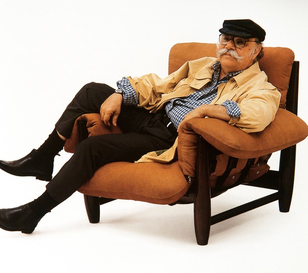 Designer e arquiteto Sergio Rodrigues sentado em sua criação mais famosa, a Poltrona Mole (Foto: Divulgação)