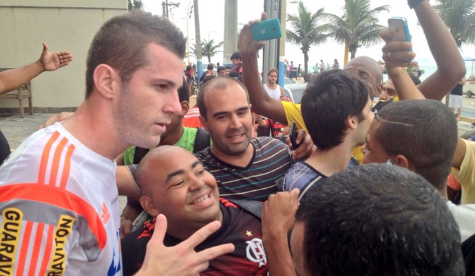 Proibido de treinar em estádio, Flamengo faz atividade leve em Macaé