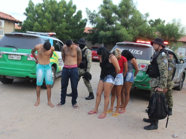 Cinco suspeitos foram presas pela polícia (Foto: Ellyo Teixeira/ G1)