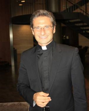  Charamsa ainda acredita que a Igreja Católica aceitará o sacerdócio sem o celibato  (Foto: Liane Aguiar/BBC Brasil)