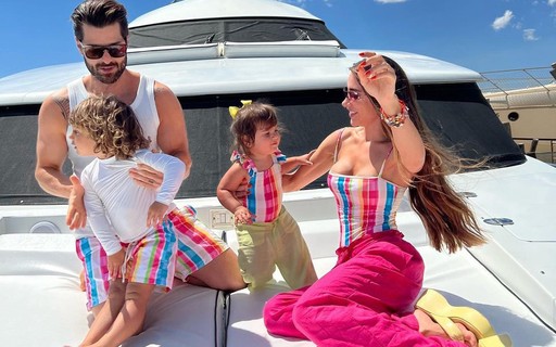 Alok, Romana Novais e os filhos usam looks combinando em iate em Ibiza; fotos