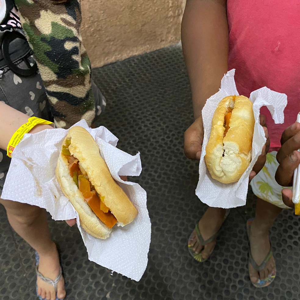 Lanches são distribuidos em pontos de apoio de Petrópolis — Foto: Matheus Rodrigues/ g1