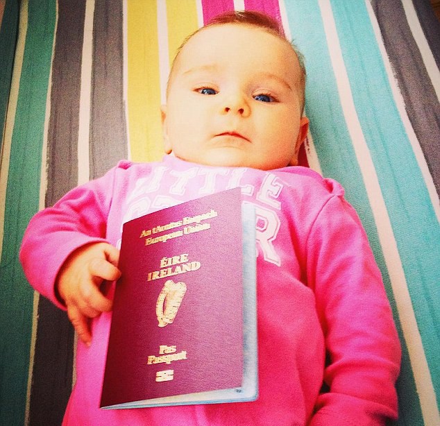 Esme e seu primeiro passaporte, feito com semanas de vida (Foto: Reprodução/ Instagram)