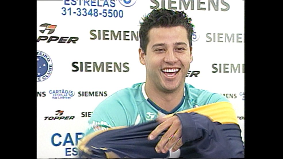 Fábio, goleiro do Cruzeiro sendo apresentado em 2005 — Foto: Reprodução/TV Globo Minas
