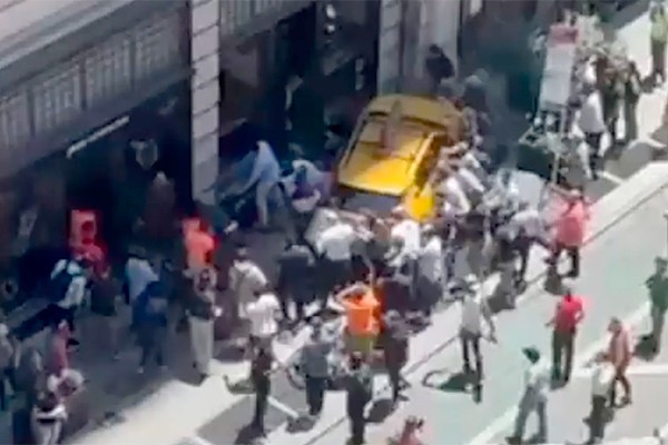 Pessoas movem carro que atropelou seis pessoas em Nova York (Foto: reprodução twitter)