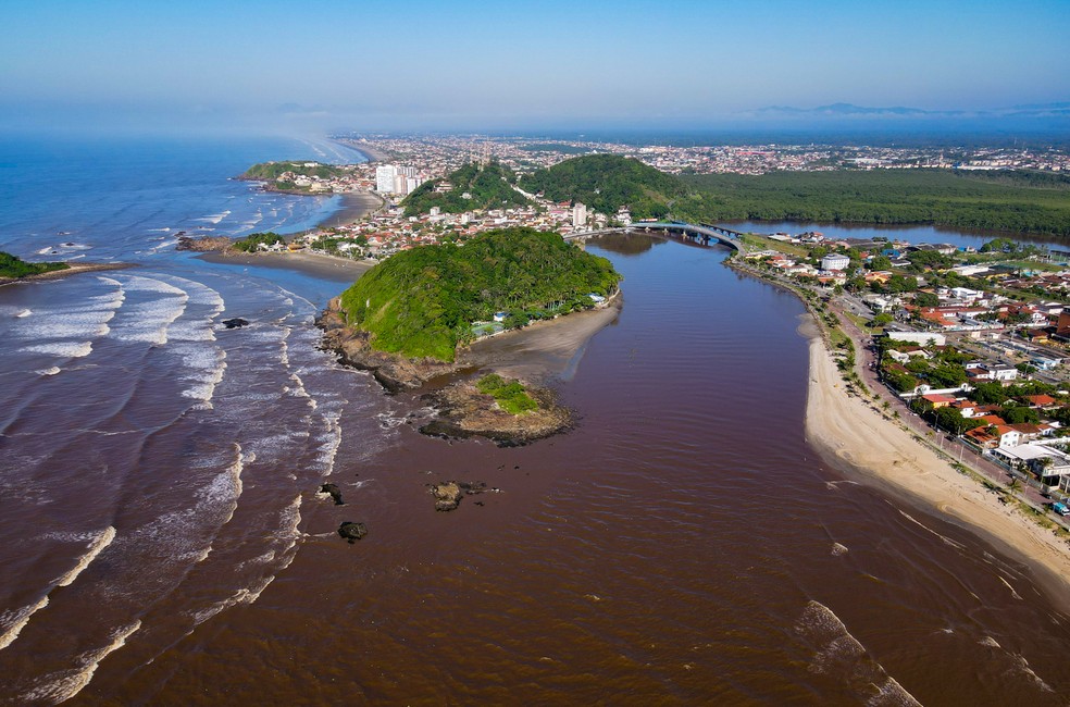 Encontro do Rio Itanhaém com o mar após fortes chuvas — Foto: Nícolas Schukkel